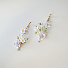 Load image into Gallery viewer, 茶花花束耳環
