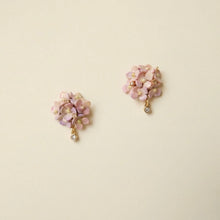 Load image into Gallery viewer, 閃亮繡球花耳環
