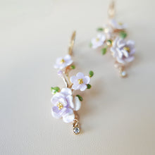 Load image into Gallery viewer, 茶花花束耳環

