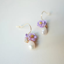 Load image into Gallery viewer, 迷你茶花與珍珠耳環 (預訂）
