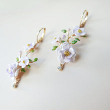 Load image into Gallery viewer, 茶花花束耳環
