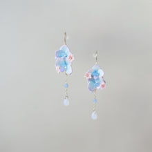 Load image into Gallery viewer, 蘭花水滴耳環
