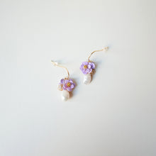 Load image into Gallery viewer, 迷你茶花與珍珠耳環 (預訂）
