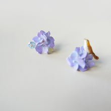 Load image into Gallery viewer, 小鳥與繡球耳環
