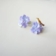 Load image into Gallery viewer, 小鳥與繡球耳環
